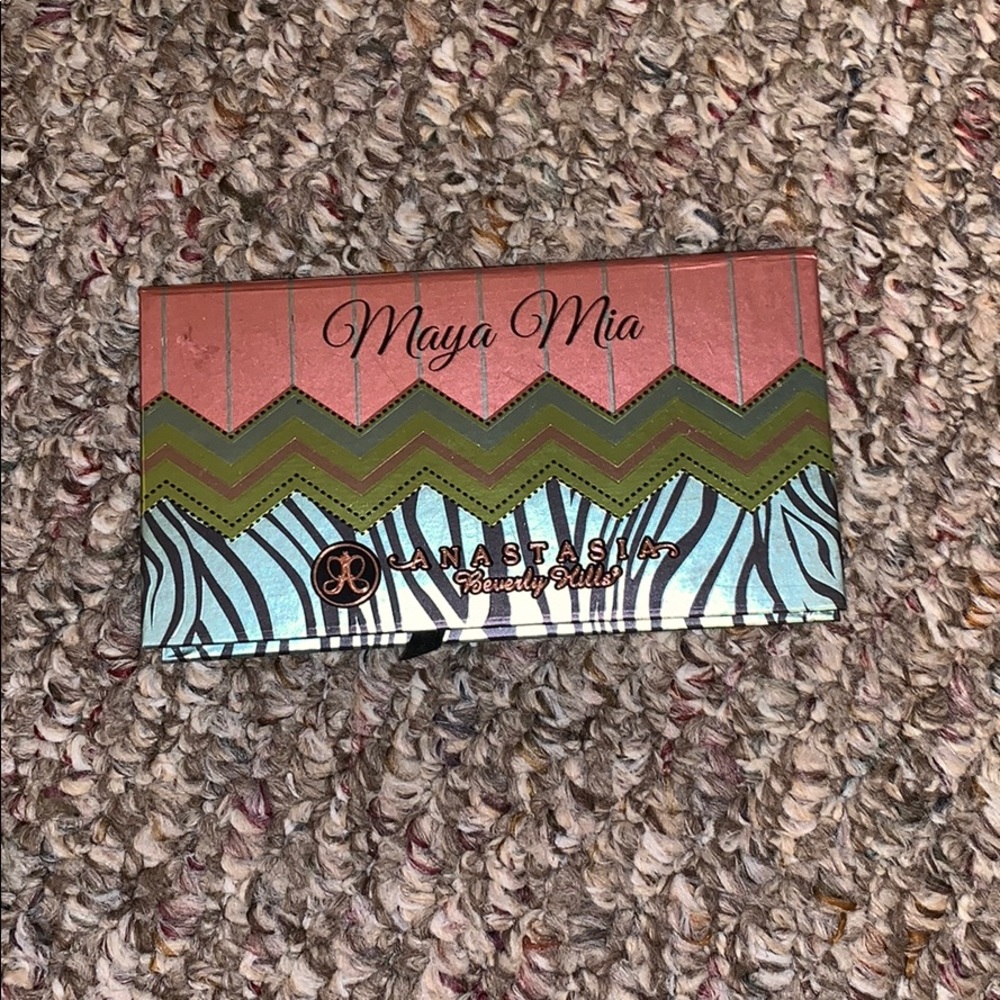 Anastasia Beverly Hills Maya Mia palette.